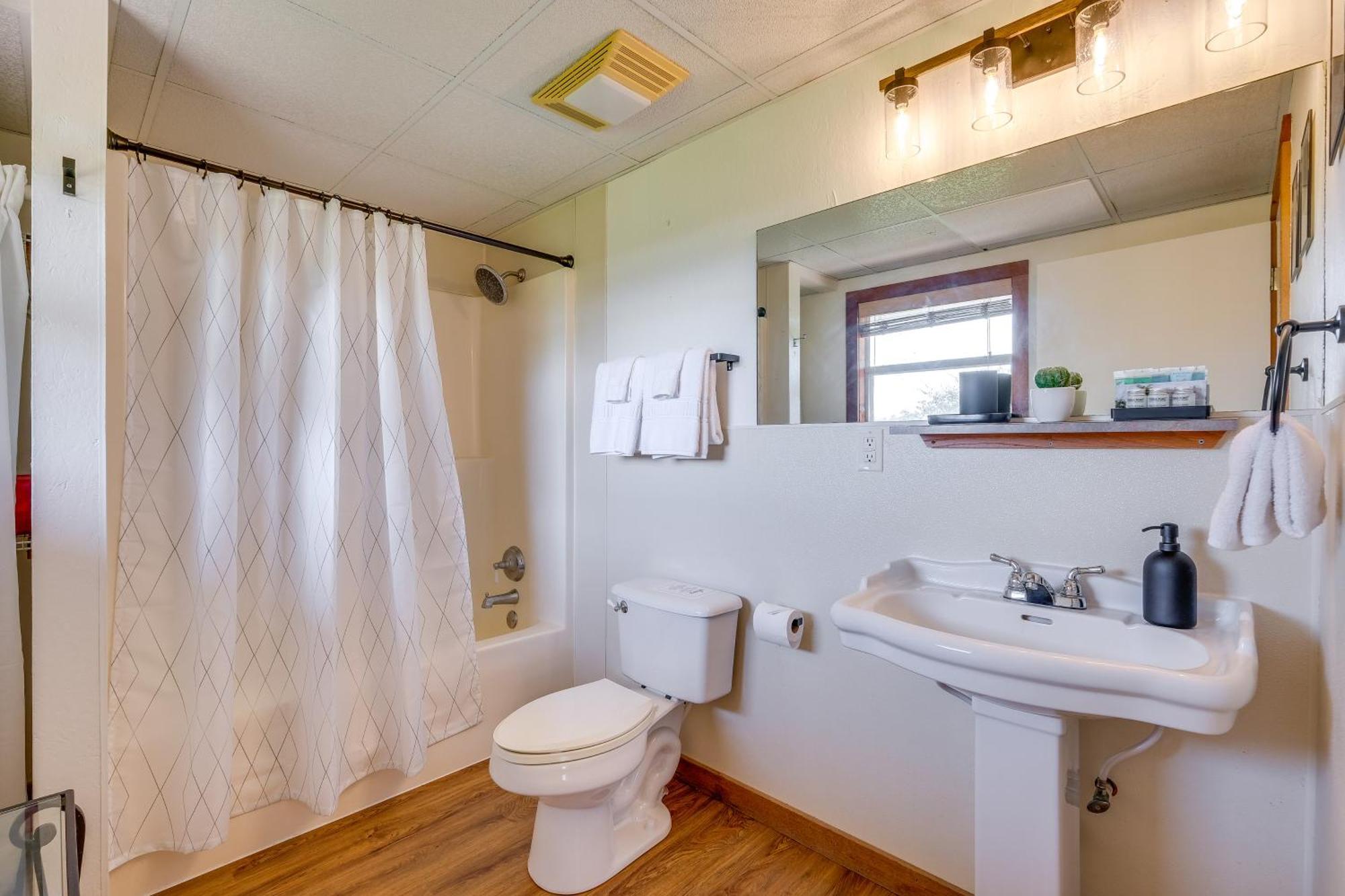 Delightful Carmine Studio On Farm Near Round Top! Bagian luar foto