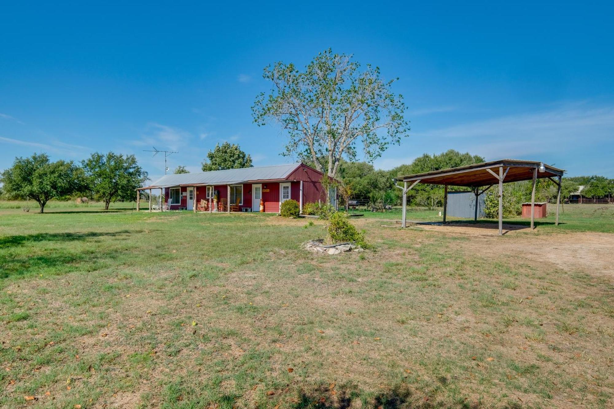 Delightful Carmine Studio On Farm Near Round Top! Bagian luar foto